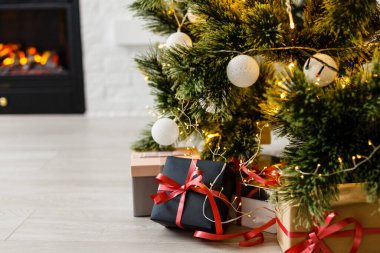 Taşaklı dallar ve Noel arkaplanında ışıltılı ışıklar.