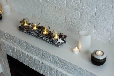 Mum yılbaşı ağacının yanında yerde duruyor..