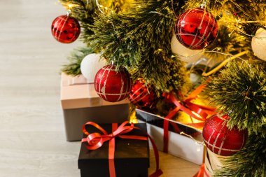 Altında hediyeler olan Noel ağacıyla süslenmiş güzel bir holdiay odası.