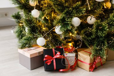 Altında hediyeler olan Noel ağacı