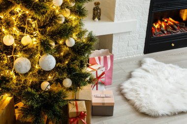 Taşaklı dallar ve Noel arkaplanında ışıltılı ışıklar.