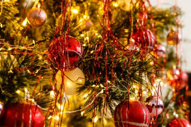 Bulanık, ışıl ışıl ve peri arkaplanda süslenmiş Noel ağacı