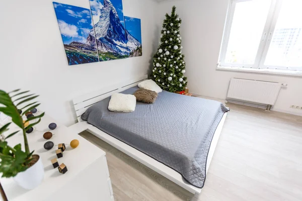 Ruhige Bild Des Interieurs Klassischer Neujahrsbaum Einem Zimmer Mit Bett — Stockfoto