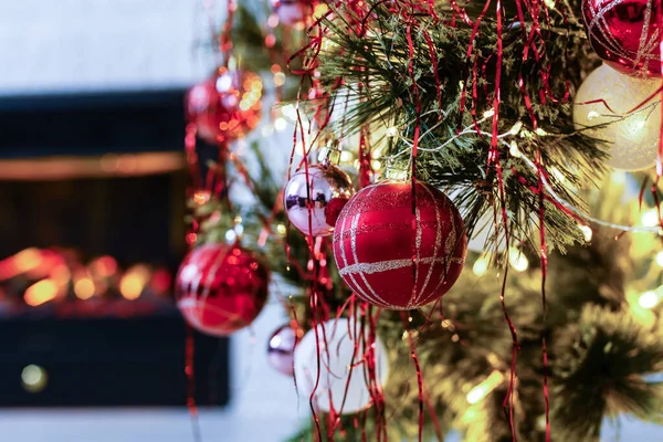 Geschmückter Weihnachtsbaum Auf Verschwommenem Glitzerndem Und Märchenhaftem Hintergrund — Stockfoto
