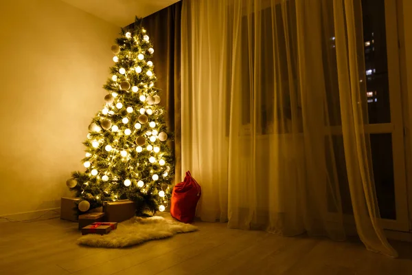 Uma Sala Estar Natal Iluminada Apenas Pela Árvore Natal — Fotografia de Stock