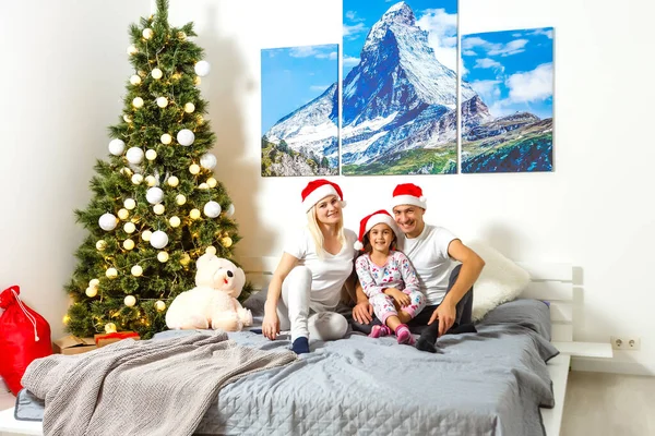 Rodzina Śmieje Się Łóżku Boże Narodzenie — Zdjęcie stockowe