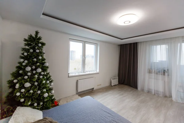 Árvore Natal Iluminada Decorada Moderna Sala Estar — Fotografia de Stock