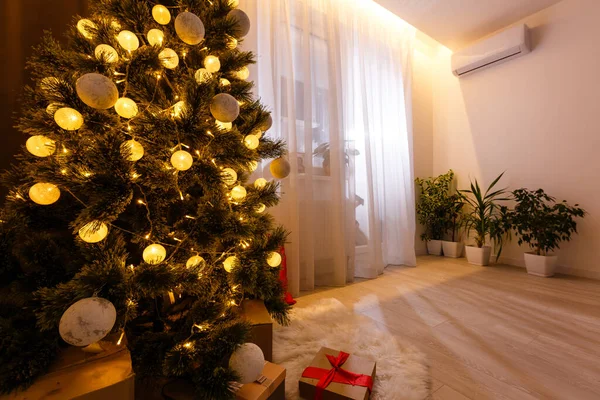 Habitación Diseño Con Abeto Navidad Cama Estilo Interior Del País — Foto de Stock