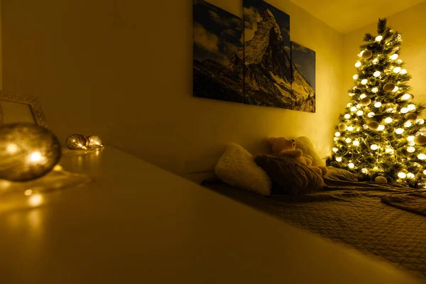 Osvětlený Vánoční Stromek Zdobený Moderním Obývacím Pokoji — Stock fotografie