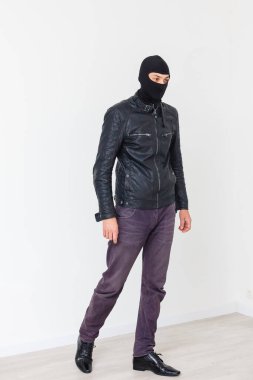 Kar maskesi takan bir hırsız.