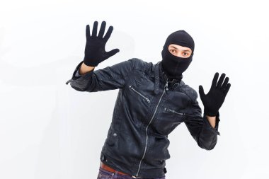 Beyaz arka planda kollarını kaldırmış tutuklu maskeli bir hırsız.