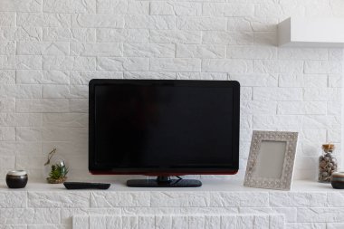 Televizyon ve hifi ekipmanlı modern oturma odası