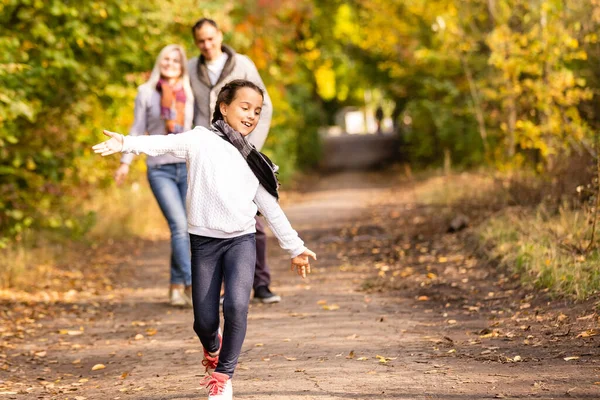 Glückliche Familie Spaziergang Durch Den Herbstpark — Stockfoto