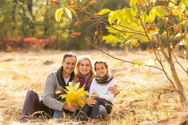 Concept Famille Enfance Saison Personnes Famille Heureuse Dans Parc Automne — Photo