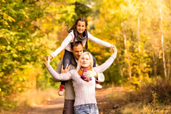 Famille Heureuse Marchant Dans Parc Automne — Photo