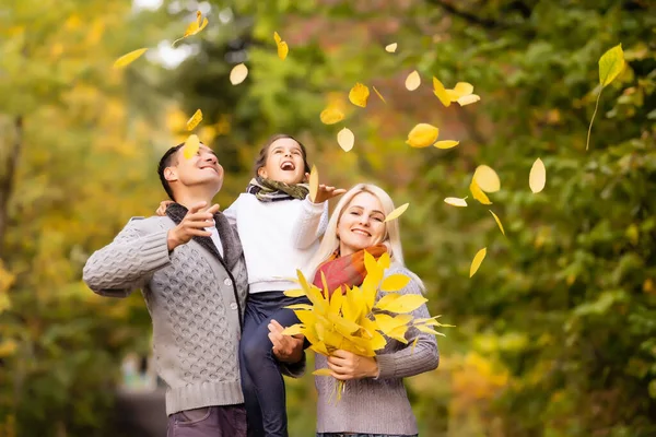 Mutlu Bir Aile Sonbahar Parkında Yürüyor — Stok fotoğraf