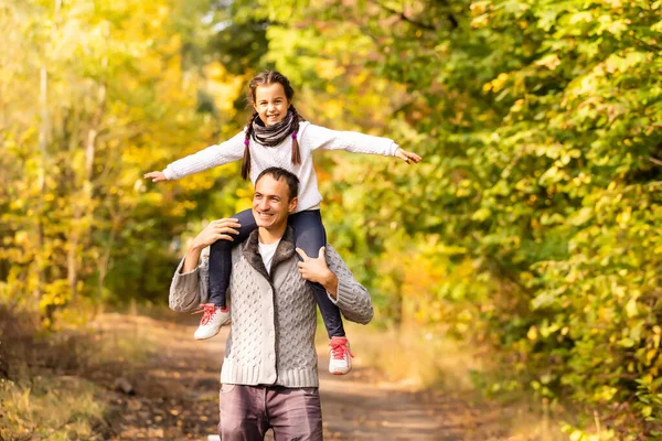 Jeune Père Petite Fille Marchant Dans Parc Automne — Photo