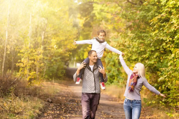 Família Feliz Caminhando Pelo Parque Outono — Fotografia de Stock