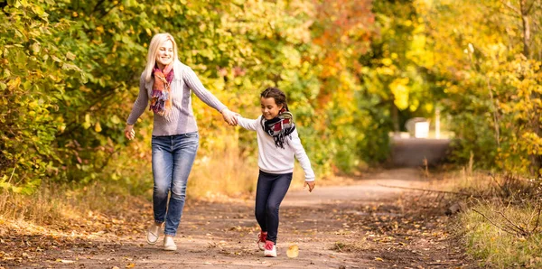 Mom Her Daughter Autumn — Stock Photo, Image