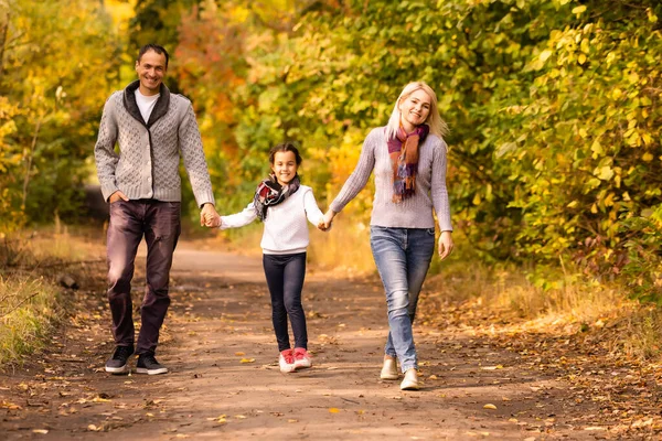 Família Feliz Andando Parque Outono — Fotografia de Stock