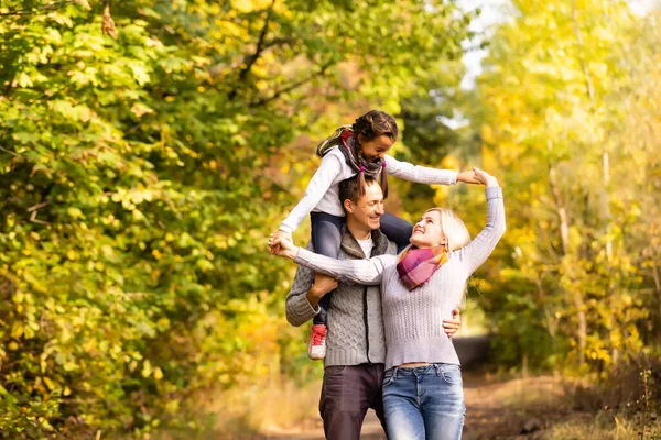 Šťastná Rodina Procházky Podzimním Parkem — Stock fotografie