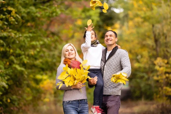 Famille Heureuse Promenade Dans Parc Automne — Photo