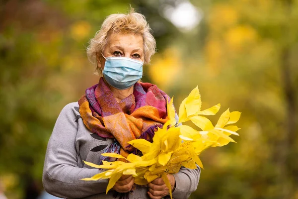 Zdrowie Bezpieczeństwo Pandemia Koncepcja Smutna Starsza Kobieta Nosząca Ochronną Maskę — Zdjęcie stockowe