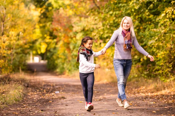 Mamma Med Sin Dotter Hösten — Stockfoto