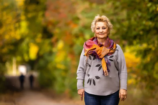 Senior Žena Procházky Parku Podzim — Stock fotografie