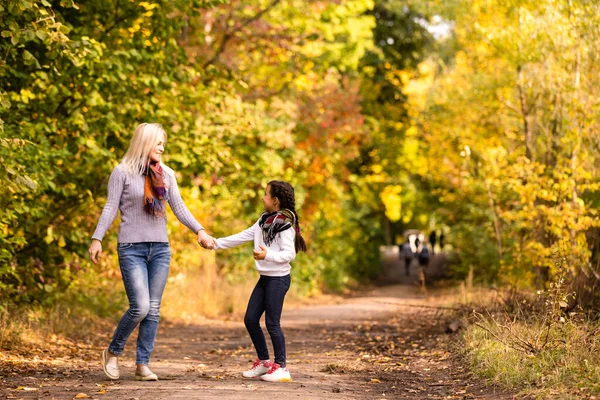 Moeder Met Haar Dochter Tijdens Herfst — Stockfoto