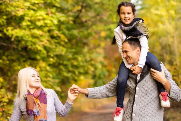 Familia Feliz Divirtiéndose Aire Libre Parque Otoño Contra Las Hojas — Foto de Stock