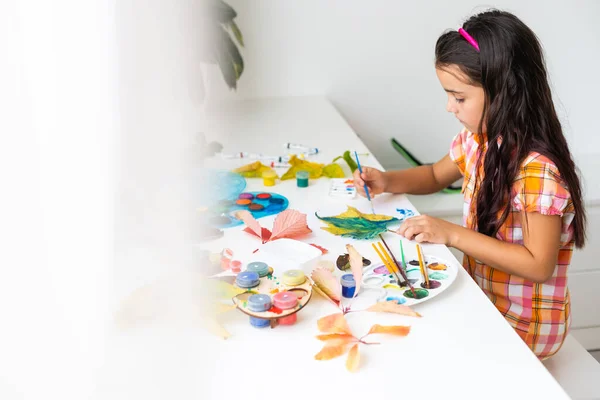 Pintura Niña Sobre Hojas Amarillas Otoñales Con Gouache Artes Infantiles — Foto de Stock