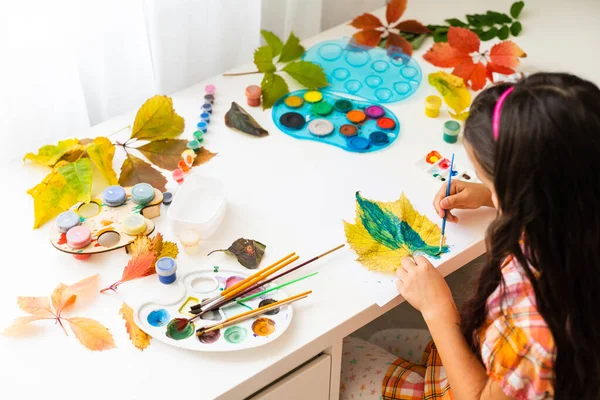 Κοριτσάκι Ζωγραφίζει Φύλλα Πινέλο Στο Σπίτι Φθινοπωρινή Τέχνη — Φωτογραφία Αρχείου