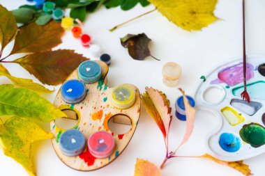 Düşen yapraklarla resim çizen kız..