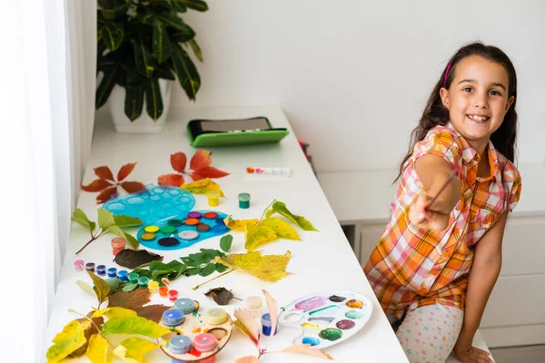 Pittura Bambina Foglie Gialle Autunnali Con Guazzo Arte Bambini Creatività — Foto Stock