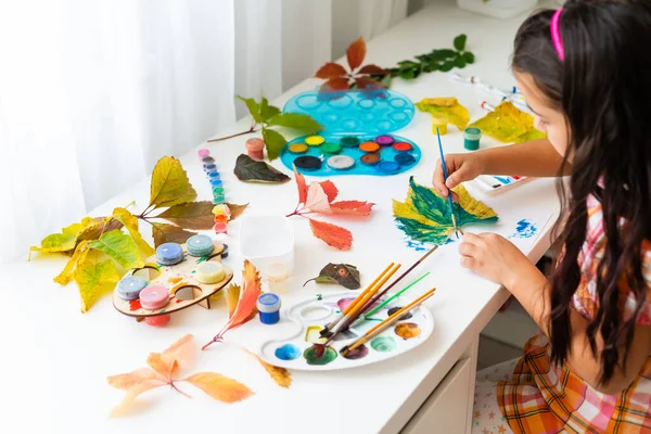 Pintura Niña Sobre Hojas Amarillas Otoñales Con Gouache Artes Infantiles — Foto de Stock