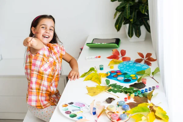 Bambina Dipinge Foglie Con Pennello Casa Arte Autunnale — Foto Stock
