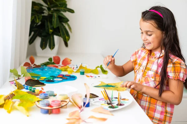 Menina Cores Outono Folhas Casa — Fotografia de Stock