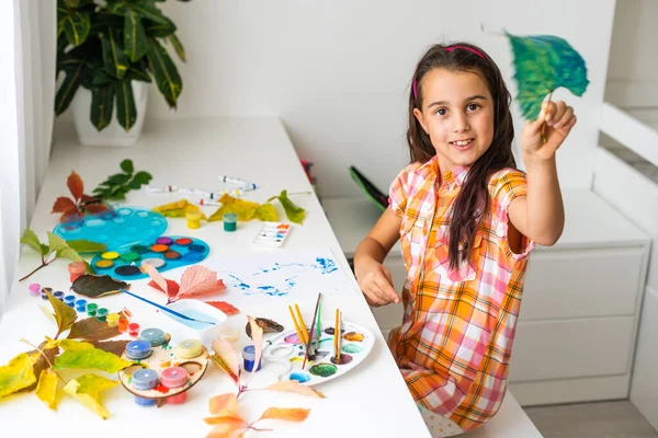 Niña Colores Hojas Otoño Casa — Foto de Stock