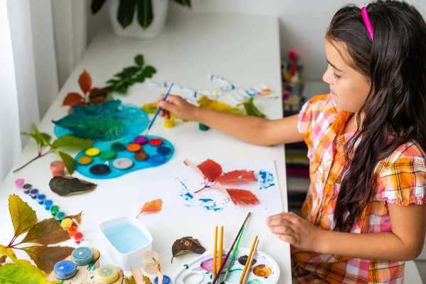 Pequena Pintura Menina Outono Folhas Amarelas Com Guache Crianças Artes — Fotografia de Stock