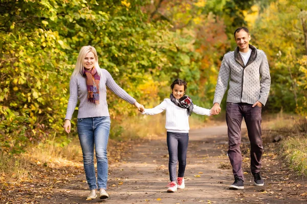 幸せな家族秋の公園を歩く — ストック写真