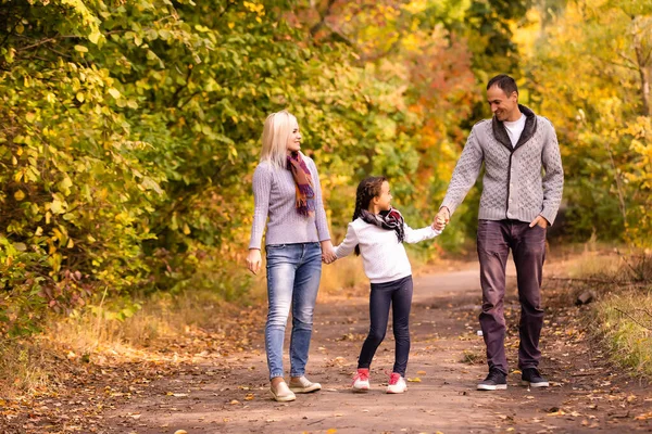 Famille Heureuse Marchant Dans Parc Automne — Photo