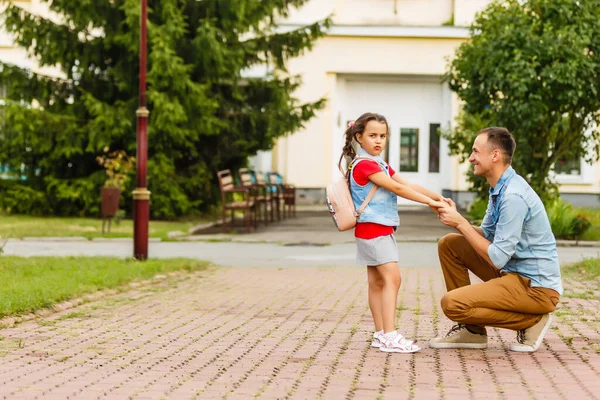 Pierwszy Dzień Szkole Ojciec Prowadzi Małą Dziewczynkę Pierwszej Klasie — Zdjęcie stockowe