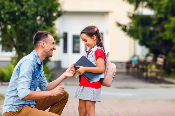 Der Erste Schultag Vater Führt Kleines Schulmädchen Die Erste Klasse — Stockfoto