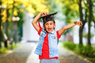 Sabahları küçük bir kız sıcak güneşin altında sırt çantasıyla okula gidiyor. Eğitim kavramı.