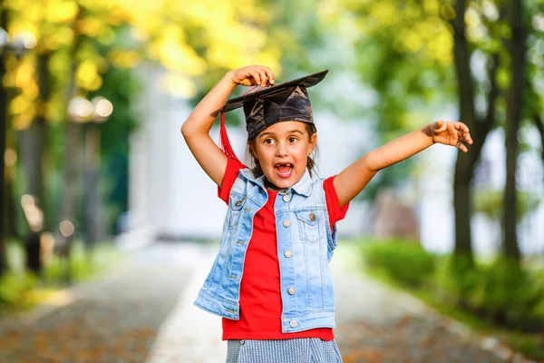 Sabahları küçük bir kız sıcak güneşin altında sırt çantasıyla okula gidiyor. Eğitim kavramı.