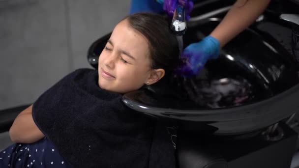 Hairdresser Dyes Hair Little Girl Pink Barber Shop — Stock Video