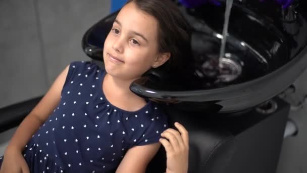 Hairdresser Dyes Hair Little Girl Pink Barber Shop — Stock Video