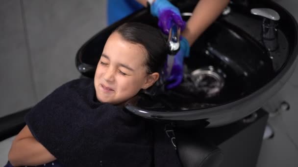 Parrucchiere Tinture Capelli Bambina Rosa Nel Negozio Barbiere — Video Stock