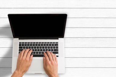 Erkek ellerine yakın çekim yap.